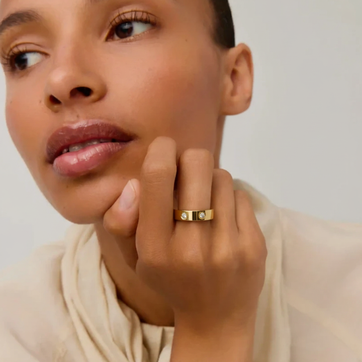 Gold-Plated Band Ring with Crystal Accents – Modern Elegant Jewelry