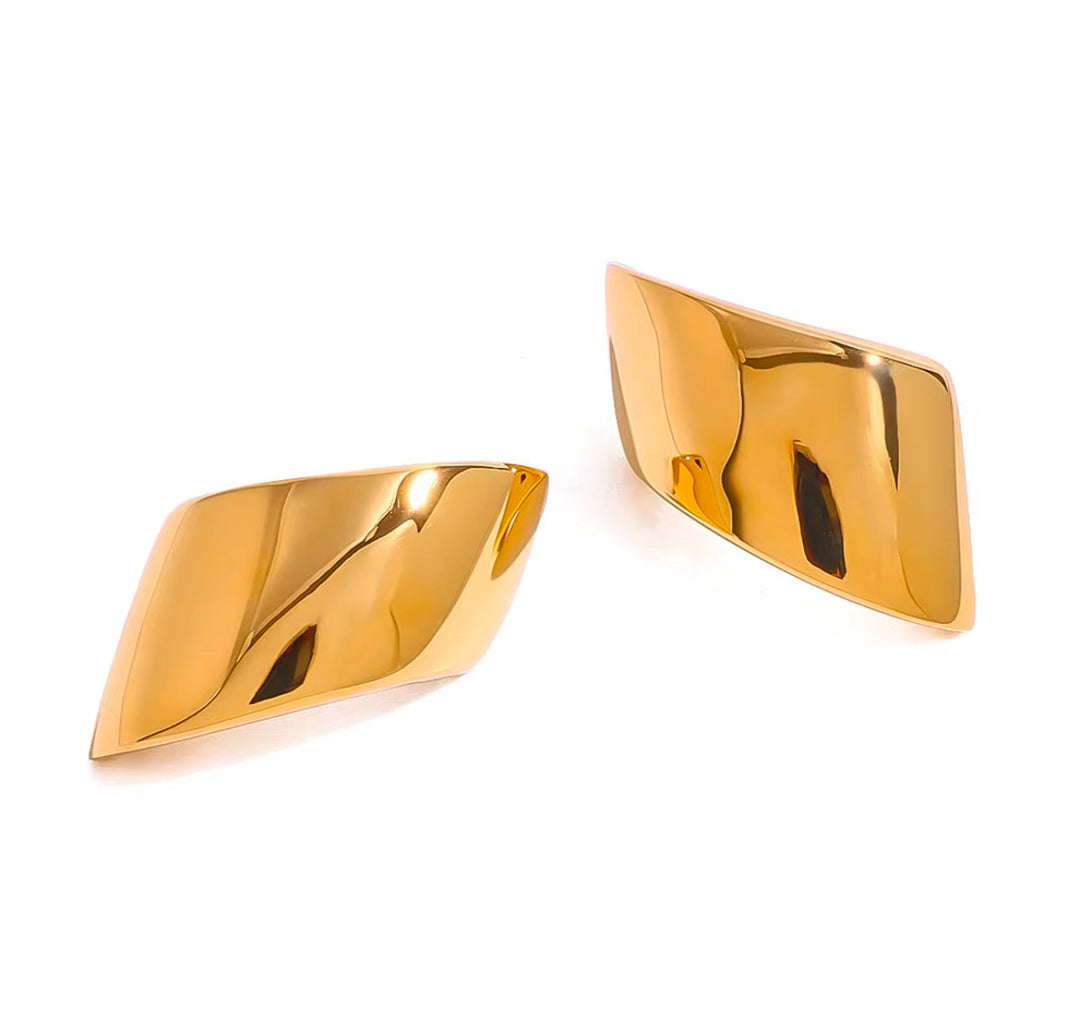 Curve Stud Earrings – Polished Sculptural Design