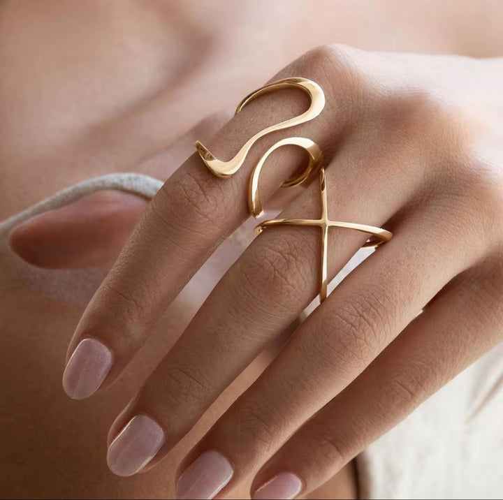 Elegant Gold Wave Ring