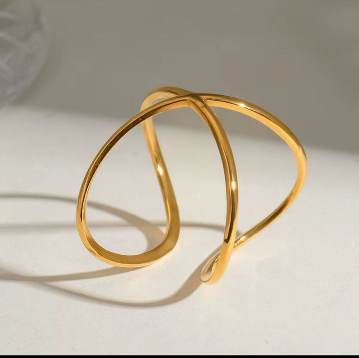 Elegant Gold Wave Ring