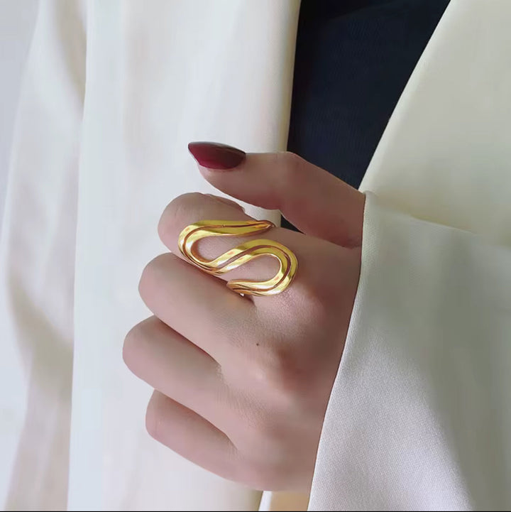 Elegant Gold Wave Ring