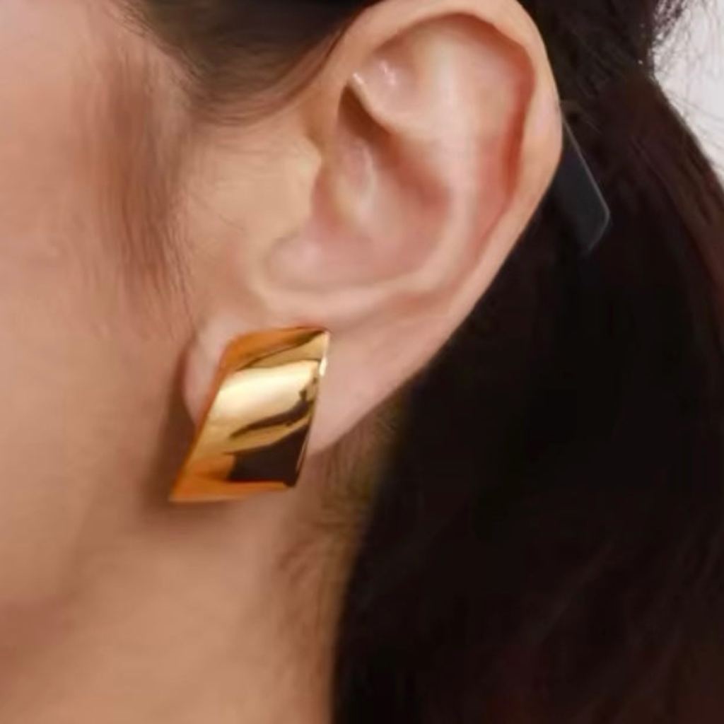 Curve Stud Earrings – Polished Sculptural Design