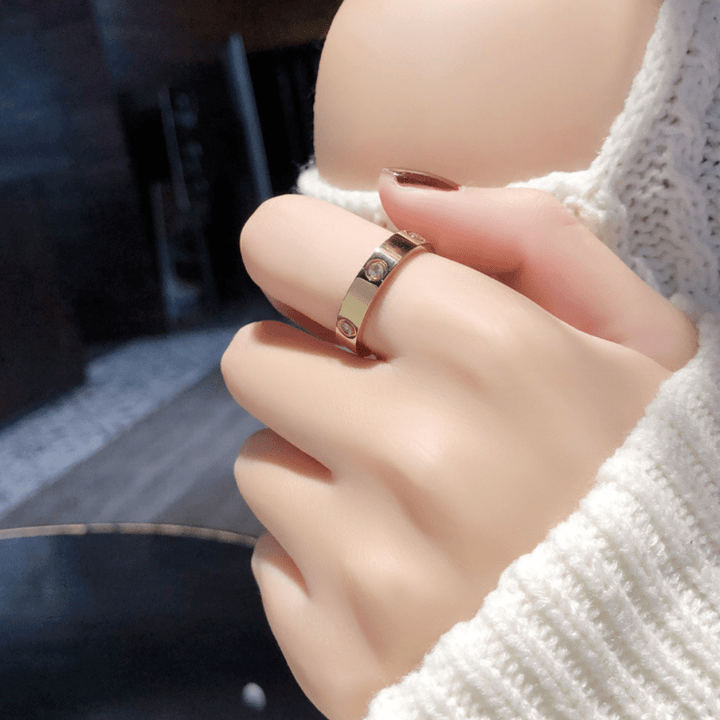 Gold-Plated Band Ring with Crystal Accents – Modern Elegant Jewelry